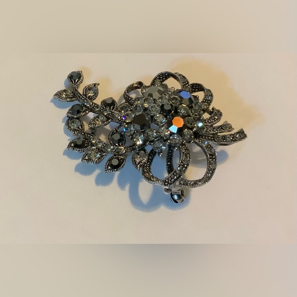 Vintage Sparkling Black and Marcasite Beautiful Brooch - Picture 2 of 6